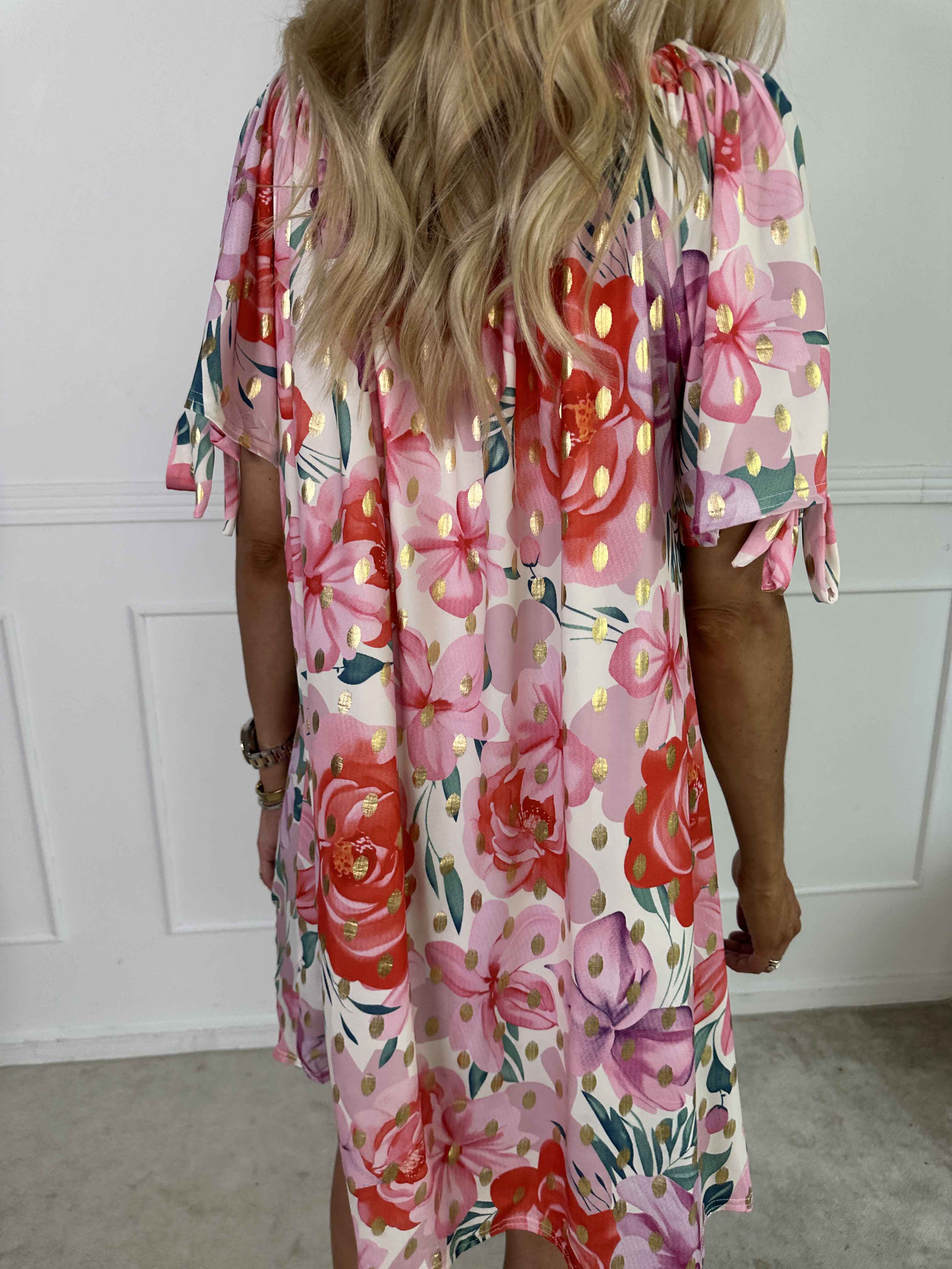 Sofia - Sød blomstret kjole med elastikkant i udskæringen